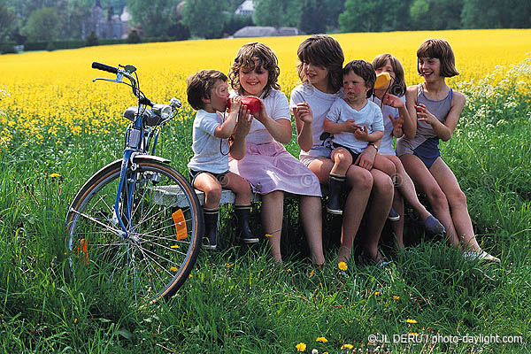 enfants dans les champs - children in the fields